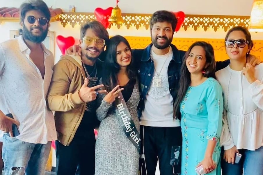  Happy Birthday Anchor Ariyana : తెలుగు రియాలిటీ షో బిగ్‌బాస్ 4 చూసిన ప్రేక్షకులకు అరియానాను కొత్తగా పరిచయం చేయాల్సిన పనిలేదు. తెలుగు రియాలిటీ షో బిగ్‌బాస్ ద్వారా సూపర్ పాపులర్ అయ్యింది బ్యూటీఫుల్ అరియానా.మగవారిని ఎదురిస్తూ ఆ షోలో యంగ్ అండ్ టాలెంటెడ్ వీడియో జాకీ అరియానా గ్లోరి తన అంద చందాలతో బిగ్ బాస్ ఇచ్చిన టాస్కులను విజయవంతంగా పూర్తి చేస్తూ అదరగొట్టింది.జనవరి 25న 28వ ఏట అడుగుపెట్టింది. ఈ సందర్భంగా బిగ్‌బాస్ కంటెస్టెంట్స్‌కు ఘనంగా పార్టీ ఇచ్చింది. (Twitter/Photo)