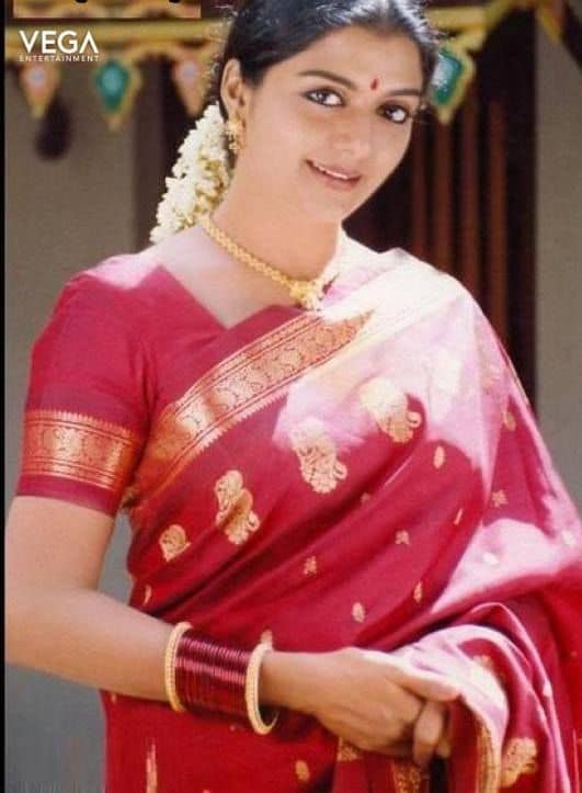 అందెల రవళిది పదముల దా అంటూ ఆమె చేసిన నాట్య విన్యాసాలు చూసి మురిసిపోయారు ప్రేక్షకులు. సినిమా డాన్సులేగా? అన్నట్టుండేవి ఆమె నాట్యం చేస్తే. మేల్ యాక్టర్స్ లో బెస్ట్ డాన్సర్ చిరంజీవి అయితే ఫిమేల్ యాక్టర్స్ లో అంత మంచి డాన్సర్ భానుప్రియ అన్న టాకుండేది ఇండస్ట్రీలో.. (Twitter/Photo)