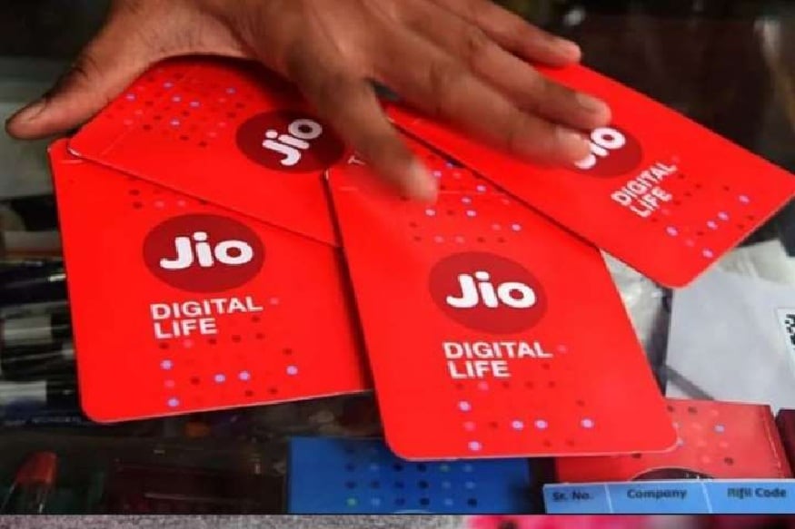     2. Plan Jio Rs 2121: recargue Reliance Jio Rs.2121 y obtenga 336 días de validez.  Se pueden usar 504 GB de datos a una velocidad de 1,5 GB de datos por día.  También puede hacer llamadas ilimitadas con estos.  100 SMS gratis al día.  Obtenga una suscripción gratuita a Geo Apps.  (Imagen simbólica)