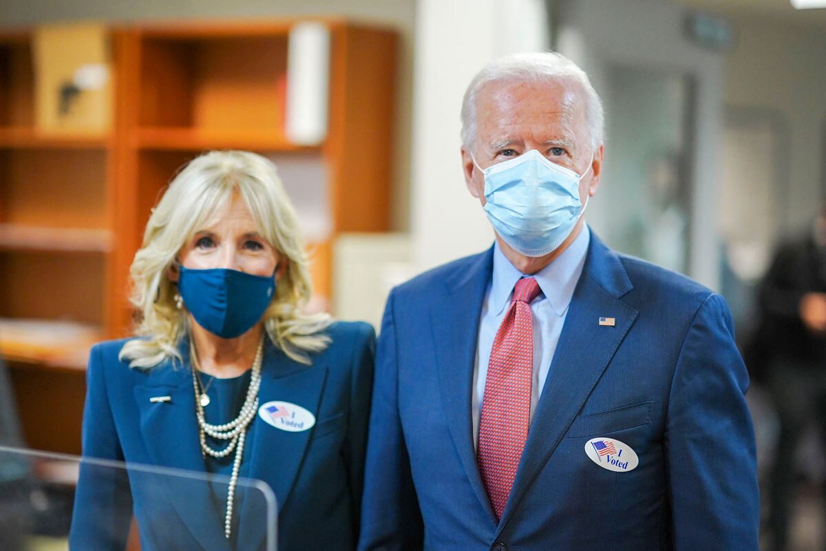  సీడీసీ నిర్ణయంపై అమెరికా అధ్యక్షుడు జో బైడెన్ హర్షం వ్యక్తం చేశారు. వైట్‌హౌజ్‌లో మాట్లాడుతూ.. కరోనాపై జరుగుతున్న పోరాటంలో అమెరికా ప్రజలకు ఇదో గొప్ప రోజు అని అభివర్ణించారు. కొత్త మార్గదర్శకాలు ప్రకటించిన సమయంలో ఆయనతో పాటు సిబ్బంది కూడా మాస్క్‌ లేకుండానే కనిపించారు.