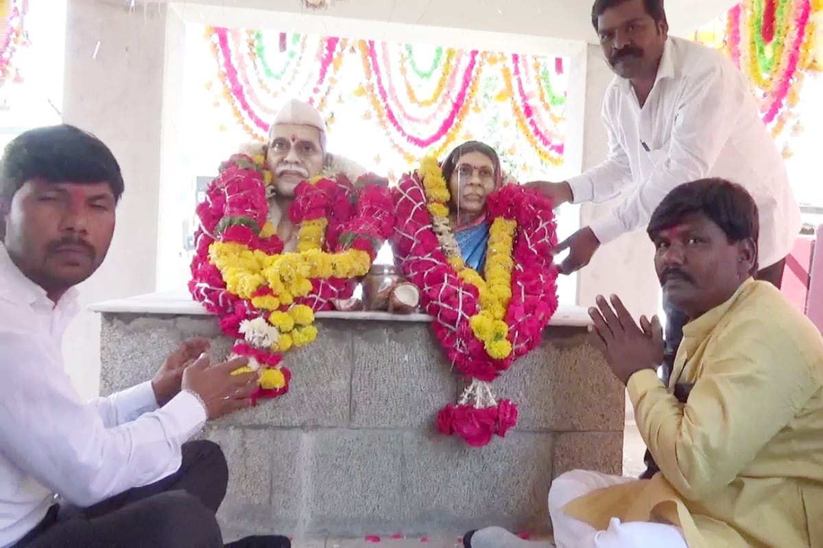 మనల్ని కని, పెంచి, పెద్ద చేసిన తల్లిదండ్రులకు మనం ఏ చేసినా ఆ రుణం తీర్చుకోలేం. కర్ణాటకలోని కలబురిగీ జిల్లాలో... తమ తల్లిదండ్రులపై ఉన్న ప్రేమను గుడి కట్టి పూజించడం ద్వారా చాటుకుంటున్నారు ముగ్గురు పిల్లలు. వారే దశరథుడు, ధనరాజ్, ధరనేష్. చనిపోయిన తమ పేరెంట్స్ విశ్వనాథ్, లక్ష్మీబాయ్ని గుడిలోని విగ్రహాల్లో చూసుకుంటున్నారు వీళ్లు. చాలాచోట్ల చూస్తుంటాం మనం ముసలివాళ్లైన తల్లిదండ్రులను పిల్లలు వదిలేస్తుంటారు. దిక్కులేని వారిని చేస్తుంటారు. ఆస్తులన్నీ తమ పేరున రాయించుకొని రోడ్డున పడేస్తుంటారు. లేదా వృద్ధాశ్రమాలకు తరలిస్తుంటారు. ఇక్కడ పూర్తి భిన్నం. కొన్నేళ్ల కిందట చనిపోయిన తల్లిదండ్రులను మర్చిపోలేకపోయిన పెద్ద కొడుకు ధశరథుడు... ఒంటరిగా ఫీలయ్యాడు. తల్లిదండ్రులపై ప్రేమను చాటుకోవడానికి ఏదైనా చెయ్యాలనుకున్నాడు.