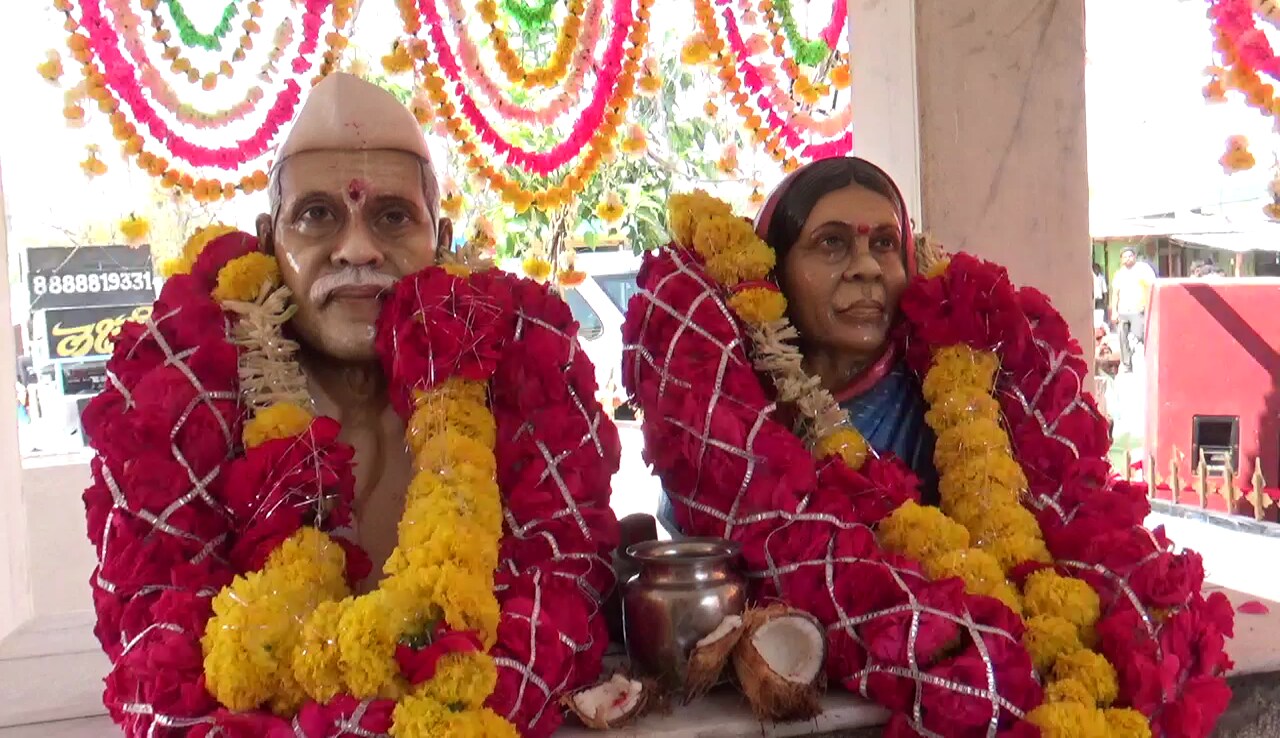 తన కోరికను తన తమ్ముళ్లకు చెప్పగా... అందరూ కలిసి తల్లిదండ్రులకు గుడి కట్టాలని నిర్ణయించుకున్నారు. అలా నిర్మించిన గుడిలో... తల్లిదండ్రుల ప్రతిమలకు రోజూ పూజలుచేసి... తమకు ఏ విఘ్నాలూ రాకుండా కాపాడాలనీ, తమ భవిష్యత్తు బంగారంలా ఉండేలా చెయ్యాలని కోరారు.