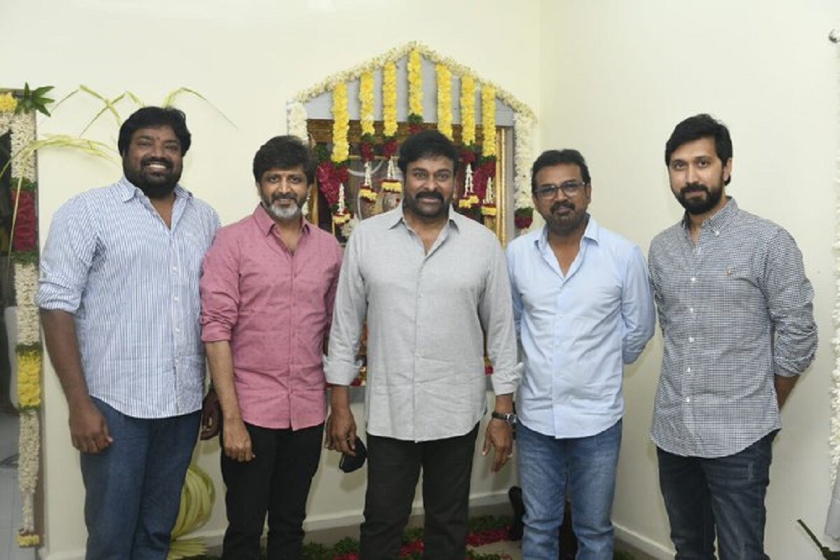 Megastar Chiranjeevi With Directors Koratala Siva Meher Ramesh Mohan Raja Bobby photos goes Viral Chiranjeevi: కొరటాల శివ, మెహర్ రమేష్, మోహన్ రాజా, బాబీలతో మెగాస్టార్ చిరంజీవి..,chiranjeevi,Chiranjeevi Koratala Siva Meher Ramesh Mohan Raja Bobby,chiranjeevi twitter,chiranjeevi another remake,Chiranjeevi Koratala Siva,Chiranjeevi Bobby,Chiranjeevi Mohan Raja,chiranjeevi meher ramesh,meher ramesh,bobby,koratala siva,mohan Raja,chiranjeevi ajith ennai erindal,chiranjeevi prashanth varma movie,chiranjeevi acharya movie,chiranjeevi bobby movie,chiranjeevi sujeeth,chiranjeevi meher ramesh,chiranjeevi parasuram,chiranjeevi harish shankar movie,chiranjeevi ks ravindra movie,chiranjeevi ks ravindra mythri movie makers movie,chiranjeevi facebook,chiranjeevi sardar director bobby,chiranjeevi koratala siva movie,chiranjeevi about venky mama,chiranjeevi about venkymama,chiranjeevi next movie,chiranjeevi speech,chiranjeevi upcoming movie,telugu cinema,చిరంజీవి,చిరంజీవి కెయస్ రవీంద్ర,చిరంజీవి మెహర్ రమేష్,చిరంజీవి హరీష్ శంకర్,చిరంజీవి పరశురామ్,చిరంజీవి సుజీత్,చిరంజీవి బాబీ సినిమా,చిరంజీవి ప్రశాంత్ వర్మ సినిమా,అజిత్ ఎంతవాడు కానీ సినిమాను రీమేక్ చేయనున్న చిరంజీవి,చిరంజీవి బాబీ,చిరంజీవి మోహన్ రాజా,చిరంజీవి మోహన్ రాజా లూసీఫర్,చిరంజీవి మెహర్ రమేష్,చిరంజీవి బాబీ,బాబీ,మోహన్ రాజా,కొరటాల శివ,మెహర్ రమేష్