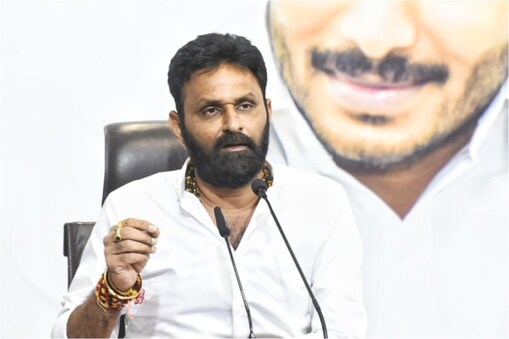 ఇటీవల ఏపీలోని రాజకీయ నేతలు వరుసగా కరోనా బారిన పడుతున్నారు. మంత్రులు కొడాలి నాని, ధర్మాన కృష్ణదాస్, అవంత్ శ్రీనివాస్, ఎమ్మెల్యేలు అంబటి రాంబాబు, అన్నా రాంబాబు, మాజీ ఎమ్మెల్యే వంగవీటి రాధా, మాజీ మంత్రి దేవినేని ఉమామహేశ్వరరావు కూడా కరోనా బారిన పడిన సంగతి తెలిసిందే. 