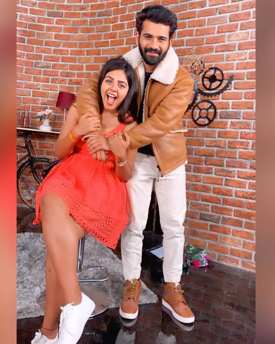  ఆ ఫోటోలో అటు అఖిల్, ఇటు సోహెల్‌లు ఉండగా.. మధ్యలో మోనాల్ ఉంది. అంతేనా అంటే ఇంకా ఉంది. అఖిల్ సోహెల్‌లు ఇద్దరూ రొమాంటిక్‌గా నవ్వుతూ చెరో రోజా పువ్వును మోనాల్‌కు ఇస్తున్నారు. దీంతో ఏం చేయాలో తెలియని మోనాల్ సిగ్గుపడుతూ ఫోటోకు ఫోజుచ్చింది. ప్రస్తుతం ఈ ఫోటో సోషల్ మీడియాలో వైరల్’గా మారింది Photo : Instagram