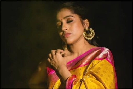 హోలీ, కరెంట్ లాంటి సినిమాల్లో నటించినా రష్మికి పెద్దగా గుర్తింపు రాలేదు. అలాంటి సమయంలో ఆమెకు అనుకోకుండా జబర్దస్త్ కామెడీ షోలో హోస్టింగ్ చేసే అవకాశం వచ్చింది. అనసూయ గర్భం దాల్చడంతో కొన్ని వారాల పాటు ఆమె తప్పుకోవడంతో రష్మి గౌతమ్‌కు కలిసొచ్చింది. 
