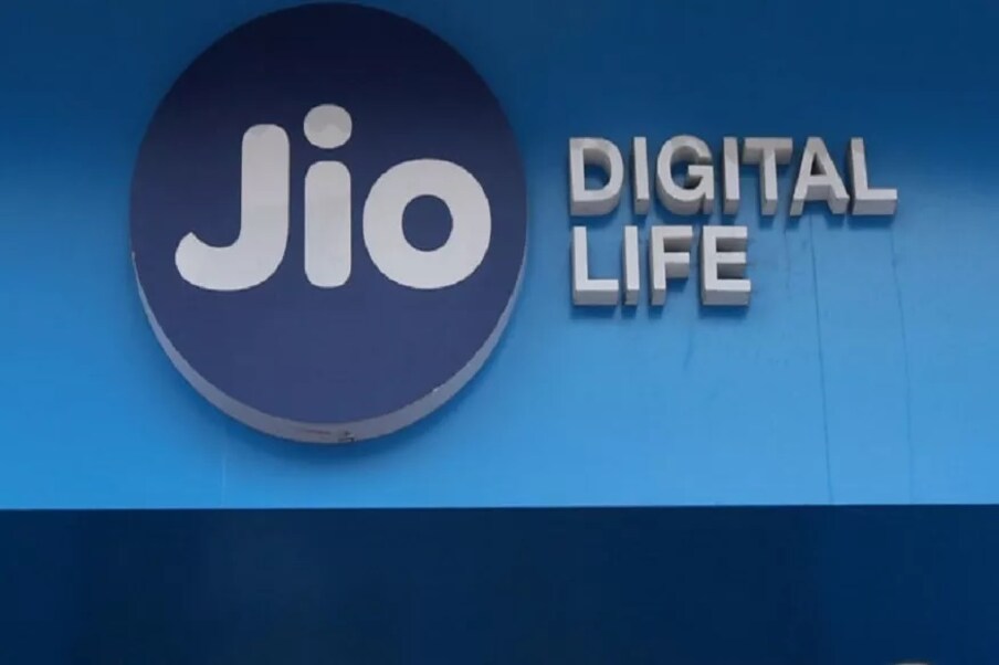  8. Jio Rs 401 plan: రిలయెన్స్ జియో రూ.401 ప్లాన్ రీఛార్జ్ చేస్తే పైన చెప్పిన రూ.349 బెనిఫిట్స్ అన్నీ లభిస్తాయి. దీంతో పాటు అదనంగా రూ.399 విలువైన డిస్నీ+ హాట్‌స్టార్ వీఐపీ ఏడాది సబ్‌స్క్రిప్షన్ ఉచితం. (ప్రతీకాత్మక చిత్రం)