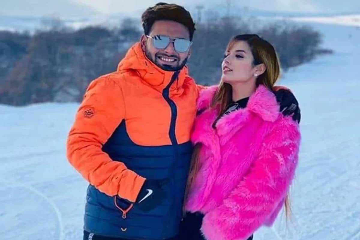  <strong>రిషభ్‌ పంత్‌-ఇషా నేగి :</strong> ఇంటీరియర్‌ డిజైనర్‌ ఇషా నేగితో మంచుకొండల్లో దిగిన ఫొటోలను న్యూ ఇయర్‌ సందర్భంగా పోస్ట్‌ చేసిన పంత్‌..‘నీతో ఉండడాన్ని ఎక్కువగా ఇష్టపడతా’ అని రాయడం ద్వారా ఆమెతో తన ప్రేమను వ్యక్తపరిచాడు. త్వరలోనే ఈ ప్రేమ జంట పెళ్లి పీటలు ఎక్కనున్నట్లు వార్తలు షికార్లు కొడుతున్నాయ్. (Photo Credit : INSTAGRAM)