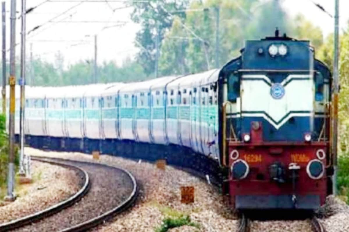  Indian Railways: కొత్త ఏడాదిలో ప్రయాణికులకు భారతీరైల్వే షాకిచ్చిదంటూ ఓ వార్త సోషల్ మీడియాలోవైరల్‌గా మారింది. కేంద్రం గుట్టుచప్పుడు కాకుండా రైల్వే టికెట్ల ధరలు పెంచిందని.. జనవరి 6 నుంచే టికెట్ల ధరల పెంపు అమల్లోకి వచ్చిందని కొన్ని వార్తా సంస్ధలు పేర్కొంటున్నాయి.