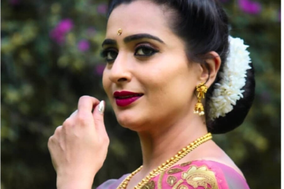  మరీ ముఖ్యంగా కార్తీక్ తల్లి పాత్రలో నటిస్తున్న అర్చన ఆనంత్ మన ఆడియన్స్‌కు బాగా కనెక్ట్ అయిపోయింది. ఒంటి నిండా నగలతో ఎప్పుడూ ఫుల్ మేకప్‌తో ఉండే అర్చనకు సపరేట్ ఫ్యాన్ ఫాలోయింగ్ కూడా ఉంది.