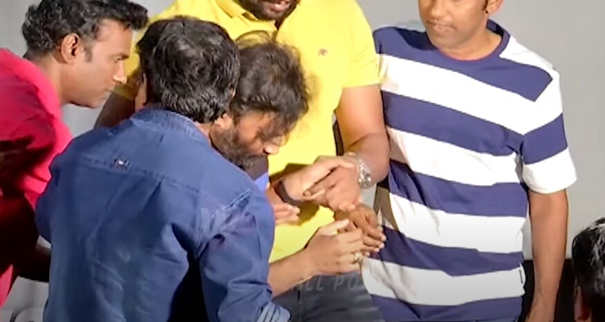 anchor pradeep 30 rojullo preminchatam ela movie,30 rojullo preminchatam ela movie director munna collapse on stage,anchor pradeep remuneration,anchor pradeep machiraju,anchor pradeep interview,pradeep machiraju latest news,anchor pradeep machiraju remuneration 50 lacks,anchor pradeep marriage,anchor pradeep marriage photos,anchor pradeep latest updates,anchor pradeep lifestyle,pradeep machiraju shows,యాంకర్ ప్రదీప్,యాంకర్ ప్రదీప్ రెమ్యునరేషన్,స్టేజీపైనే పడిపోయిన ప్రదీప్ దర్శకుడు మున్నా