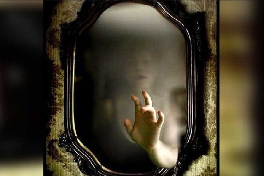  మన ఇళ్లలోని కొన్ని రకాల వస్తువులు చెడుకు సంకేతాలుగా ఉంటాయి. అవి నెగెటివ్ ఎనర్జీని లాక్కుంటూ ఉంటాయి. ఆ వస్తువులతోనే జీవించేవారిపై నెగెటివ్ ఎనర్జీ ప్రభావం పడుతుంది. సపోజ్ ఒకరికి ఆవలింత వస్తే... మిగతా వారికీ ఆవలింతలు వస్తాయి. ఒకరు గొంతు సరిచేసుకుంటే మిగతావారూ సరిచేసుకుంటారు. అలాగే... ఇళ్లలోకి ప్రవేశించిన నెగెటివ్ ఎనర్జీ ఒకరి నుంచి ఒకరికి వ్యాపిస్తూ... ఇంట్లో అశాంతి, గొడవలు జరిగేలా చేస్తుందని పండితులు చెబుతున్నారు. (ప్రతీకాత్మక చిత్రం)