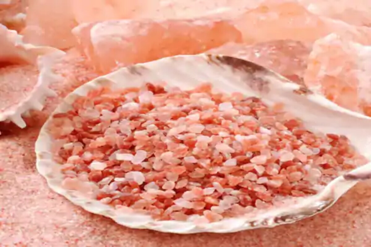  వాస్తు శాస్త్రం ప్రకారం... దంపతుల మధ్య మనస్పర్థలు, గొడవల్ని కల్లు ఉప్పు అత్యంత ప్రభావవంతంగా తొలగించగలదు. చిన్న గొడవ ఉన్నా దాన్ని పోగొట్టగలదు. నెగెటివ్ ఎనర్జీని పూర్తిగా లాగేసుకోవడం ద్వారా ఇది సాధ్యం చేస్తుంది ఆ ఉప్పు. (ప్రతీకాత్మక చిత్రం)