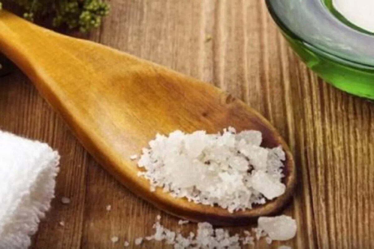  కల్లు ఉప్పులో నెగెటివ్ ఎనర్జీనీ, తరంగాలనూ లాక్కునే శక్తి ఉంటుంది. అందుకే ప్రాణిక్ హీలింగ్ (pranic healing) విధానంలో రోగి నుంచి నెగెటివ్ ఎనర్జీని తీసేసేందుకు కల్లు ఉప్పును వాడుతారు. (ప్రతీకాత్మక చిత్రం)