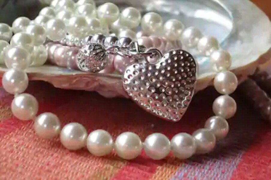  Jewellery Astrology: వెండి నగలు, ముత్యాల హారాలు ధరించడం సర్వ సాధారణం. కానీ నిజమైన జ్యోతిష శాస్త్రం ప్రకారం అవి మీకు హాని చేస్తాయి. జ్యోతిష శాస్త్రం ప్రకారం... వెండి అంటే చందమామ, ముత్యం అంటే శుక్రగ్రహం (Venus). ఇవి మన శరీరంలో నీటిటీ, కఫాన్నీ కంట్రోల్ చేస్తాయి. అంతేకాదు... ముత్యాలు, వెండి నగలు ధరించడం వల్ల మన మనసు చాలా స్ట్రాంగ్‌గా ఉంటుంది. మెదడు చురుగ్గా మారుతుంది. ఐతే... వాటిని జ్యోతిష శాస్త్ర పద్ధతుల ప్రకారం మాత్రమే ధరించాలి. అలా కాకుండా మనకు నచ్చినట్లుగా అవగాహన లేకుండా ధరిస్తే మాత్రం చాలా విపరీత నష్టాలు జరుగుతాయని జ్యోతిష పండితులు చెబుతున్నారు. ముఖ్యంగా 8 రకాల నష్టాలు కలుగుతాయంటున్నారు. అవేంటో తెలుసుకుందాం. (ప్రతీకాత్మక చిత్రం)