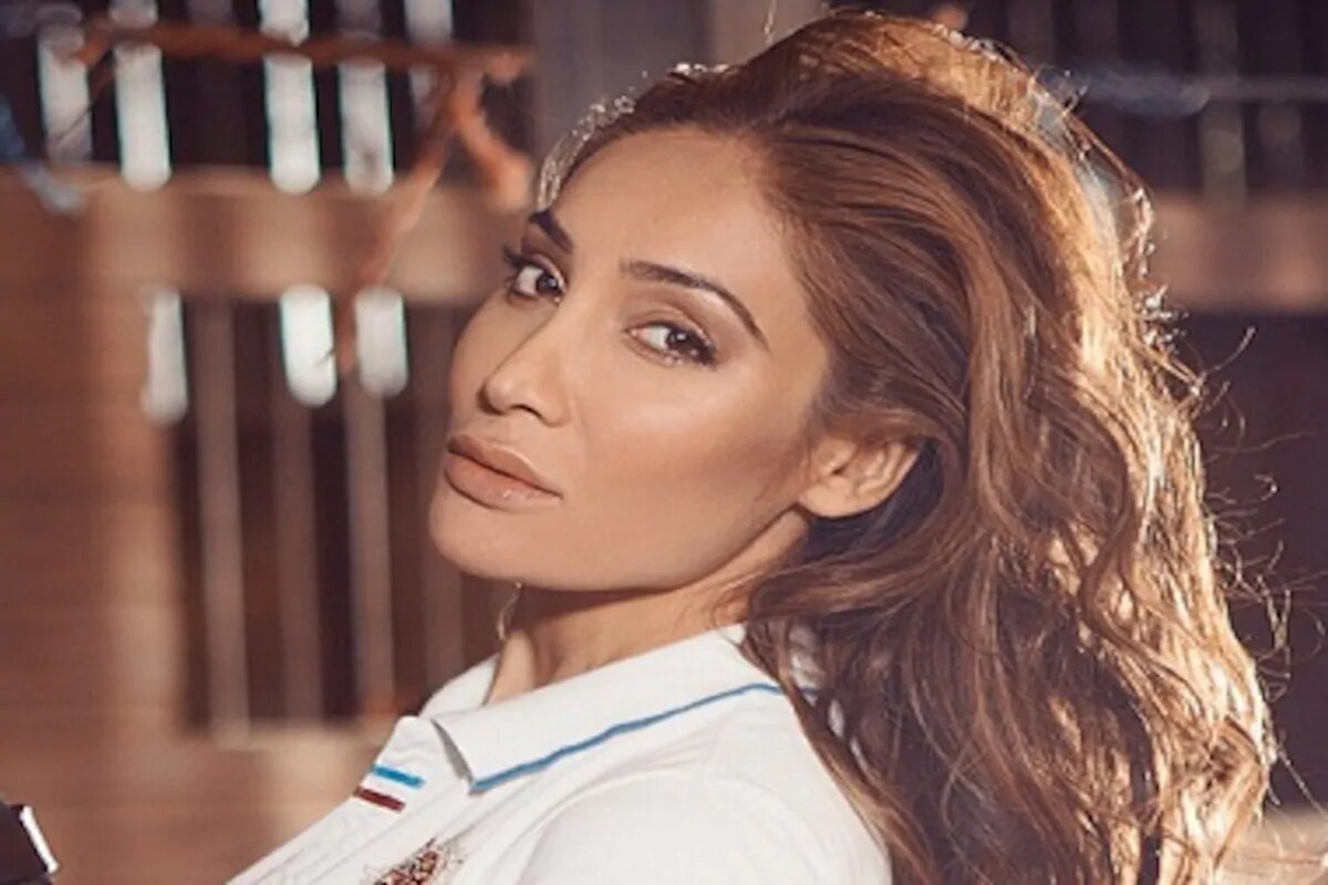  బాలీవుడ్‌ లో సోఫియా హయత్‌కు మంచి పాపులారిటీ ఉంది. గాయనిగా, నటిగా, టెలివిజన్ పర్సనాలిటీగా తన టాలెంట్‌ను రుజువు చేసుకుంది. అయితే తన ప్రతిభ కంటే ఆమె వ్యక్తిగత జీవితానికి సంబంధించిన వివాదాలతోనే అత్యంత పాపులారిటీ సంపాదించింది.