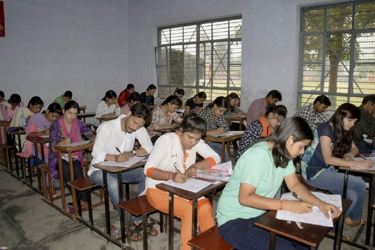 Alert for Telangana SSC students 10th class exams detailed schedule released | Telangana 10th Exam Schedule: తెలంగాణ టెన్త్ ఎగ్జామ్ షెడ్యూల్ విడుదల... ఏ పరీక్ష ఎప్పుడంటే– News18 Telugu