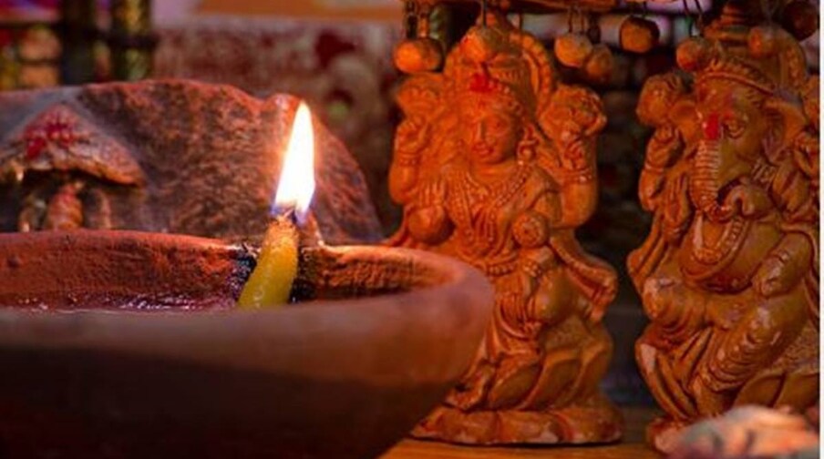  మీరు లక్ష్మీదేవిని పూజించాలనుకుంటే... రోజూ స్నానం చేసి... తామర గింజల మాల (garland of lotus seeds)తో గాయత్రి మంత్రాన్ని 108 సార్లు చదవాలి. ఈ మాల ఎక్కడి నుంచి తేవాలి అనే డౌట్ రావచ్చు. ఆన్‌లైన్ ఈ-కామర్స్ సైట్లలో వీటిని అమ్ముతున్నారు. (ప్రతీకాత్మక చిత్రం)