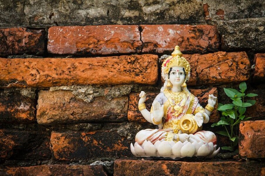  Bhakti: అప్పు అనేది గుదిబండ లాంటిది. అది ఎప్పటికీ ప్రమాదకరమే. కొంచెం అప్పు ఉన్నా చాలు... దానిపై వడ్డీ, చక్ర వడ్డీ పడుతూ.. కొండలా మారుతుంది. అందువల్ల అప్పుల ఊబిలో ఉన్నవారు మాత లక్ష్మీదేవి శరణు కోరాలని పండితులు సూచిస్తున్నారు. అప్పుల్లో ఉన్నవారికి లక్ష్మీ స్తోత్రం మంచి ఫలితాలు ఇస్తుందని చెబుతున్నారు. (ప్రతీకాత్మక చిత్రం)
