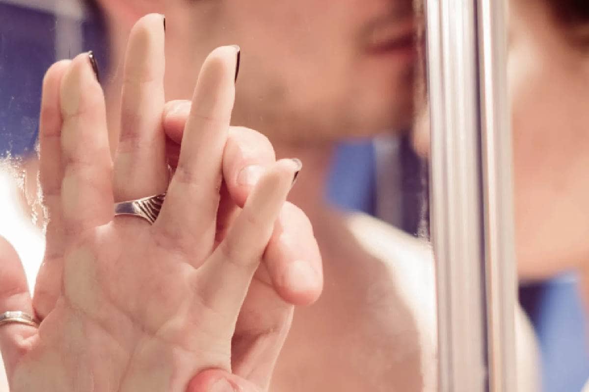  పురుషుల్లో సెక్స్ కోరికలు ఎక్కువే. వాటిని బహిర్గతం చేసుకునే వీలు దక్కుతుంది. మహిళల విషయానికి వచ్చే సరికి పురుషుడి కన్నా ఎక్కువ స్థాయిలో వారికి శృంగారం చేయాలన్న కోరికలు కలుగుతాయి. ఎన్నో సర్వేలు తేల్చిన నిజం ఇది. స్త్రీ యవ్వన దశలోకి అడుగు పెట్టింది మొదలు.. 40 ఏళ్ల వయసు వచ్చే వరకు వారిలో కామవాంఛ పురుషుల కంటే ఎక్కువగానే ఉంటుందని పేర్కొన్నాయి