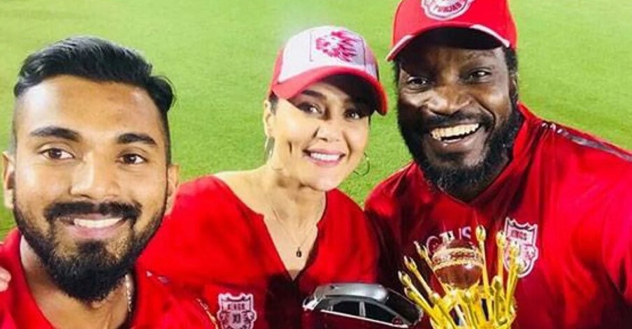  అయితే, పంజాబ్ కింగ్స్ కెప్టెన్ రాహుల్ (KL Rahul) యూనివర్శల్ బాస్ క్రిస్ గేల్ (Chris Gayle) పై ఆసక్తికర వ్యాఖ్యలు చేశాడు. గేల్ కు పార్టీలకు వెళ్లడం అలవాటని..అతనికి ఎప్పుడూ అదే ధ్యాస అని రాహుల్ చెప్పాడు. కానీ అద్భుతంగా బ్యాటింగ్ లో చెలరేగుతాడని కేఎల్ రాహుల్ ఆశ్చర్యం వ్యక్తం చేశాడు.