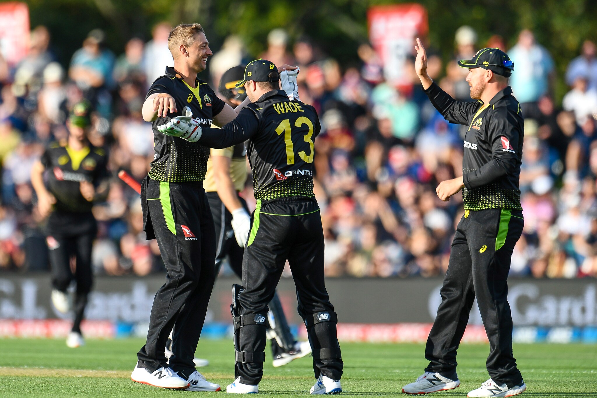  సోమవారం న్యూజిలాండ్‌లోని క్రైస్ట్‌చర్చ్‌లోని హాగ్లీ ఓవల్‌లో ఆస్ట్రేలియా, న్యూజిలాండ్ మధ్య జరిగిన తొలి టీ 20 క్రికెట్ అంతర్జాతీయ మ్యాచ్‌ ఉత్కంట సాగింది.. (John Davidson/Photosport via AP)