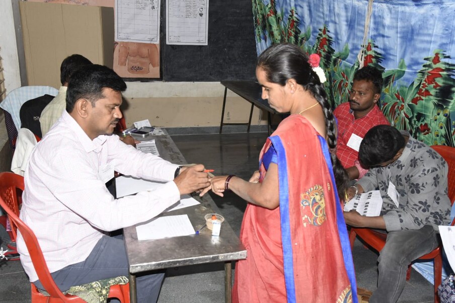  ఈ విడతలో ప్రకాశం జిల్లాలో అత్యధికంగా 86.93 శాతం ఓటింగ్ రికార్డవగా.. శ్రీకాకుళం జిల్లాలో అత్యల్పంగా 72.87 శాతం నమోదైంది.