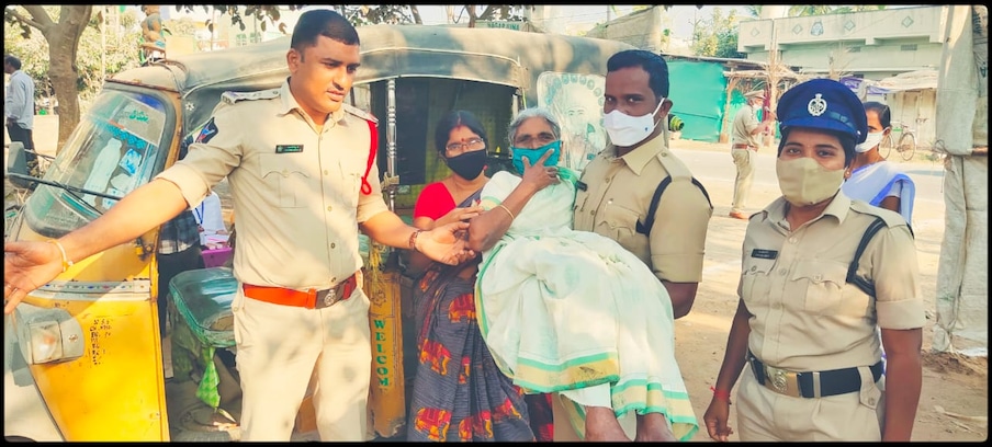 ఓటు వేసేందుకు వచ్చే వృద్ధులు, వికలాంగులకు పోలింగులు విశేష సేవలందిస్తున్నారు.