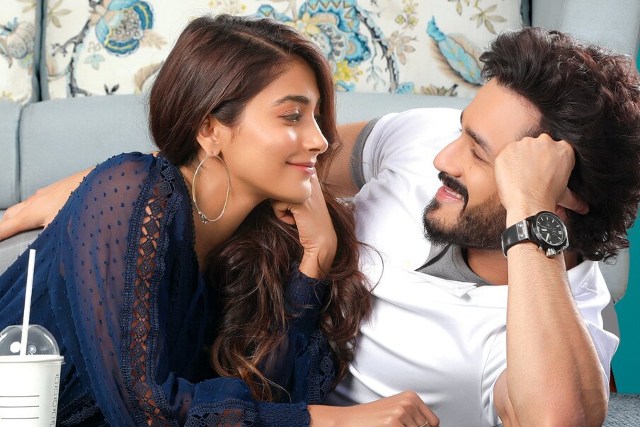  Pooja Hegde - Akhil | మోస్ట్ ఎలిజిబుల్ బ్యాచిలర్‌‌ అఖిల్‌తో పూజా హెగ్డే.. రియల్ లైఫ్‌లో పూజా వయసు 30. అఖిల్ వయసు 26. అటు అఖిల్ కంటే ముందు చాలా మంది తెలుగు హీరోలు తమ కంటే పెద్ద వయసున్న వారితో రొమాన్స్ చేసిన వావ్ అనిపించారు. (Twitter/Photo)