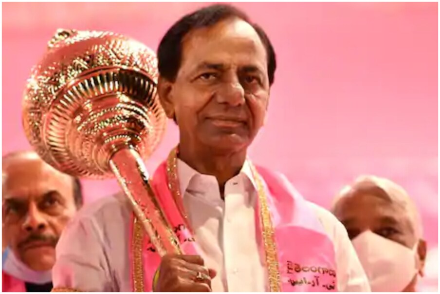  మన దేశంలోని అన్ని రాష్ట్రాల సీఎంల కంటే తెలంగాణ రాష్ట్ర ముఖ్యమంత్రే ఎక్కువ జీతాన్ని పొందుతున్నారు. తెలంగాణ ముఖ్యమంత్రి కల్వకుంట్ల చంద్రశేఖర్ రావుకు నెలకు రూ.4.10 లక్షల జీతం వస్తోంది. వీటితోపాటు హౌస్ అలవెన్స్, టెలిఫోన్ బిల్లులు, అంతరాష్ట్ర ప్రయాణ ఖర్చులు, వంటి అదనపు అలవెన్సులు కూడా ఉంటాయి.