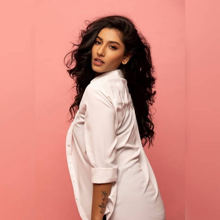  Anchor Vishnupriya : బుల్లితెర అందాల యాంకర్ విష్ణుప్రియకు యూత్ లో విపరీతమైన క్రేజ్ ఉంది... పోవే పోరా ప్రోగ్రాంతో ఫేమస్ అయిన విష్ణుప్రియ మోడలింగ్ ద్వారా బుల్లితెరమీదకు అడుగులేసింది. ఈ భామ సోషల్ మీడియాలో కూడా యమ యాక్టివ్‌. తన హాట్ ఫిగర్‌తో ఫోటో షూట్‌లు చేస్తూ సోషల్ మీడియాను ఊపేస్తోంది.. Photo : Instagram