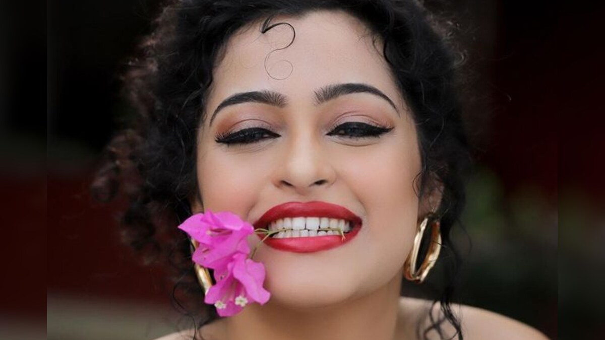 Apsara Rani: పువ్వుల్.. నవ్వుల్.. రొమాంటిక్ లుక్‌లో అప్సర రాణి ...