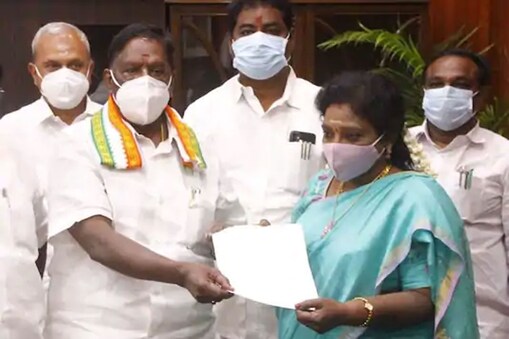 లెఫ్టినెంట్ గవర్నర్ తమిళసైకి రాజీనామా లేఖ అందిస్తున్న నారాయణ స్వామి