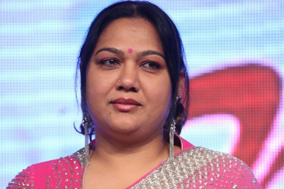  తనను చూస్తే పిచ్చిదానిలా ఉన్నావంటారని.. అప్పుడప్పుడూ ఎవరైనా చిల్లర కూడా వేస్తుంటారని తెలిపింది. అలాంటిది నీకు అంత హాట్‌గా కనిపిస్తున్నానా అంటూ ఆన్సర్ ఇచ్చింది. అదే పాత హేమ అయితే మాత్రం నేను హాట్ ఎంట్రా నీ బొందా.. కళ్లేమైనా కాకులు ఎత్తుకెళ్లాయా అంటూ కాస్త నాటుగానే సమాధానం ఇచ్చేది.