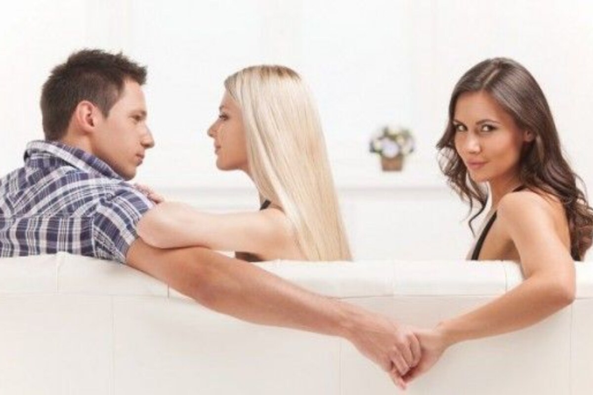  వివాహేతర సంబంధాలకు పునాదులు వేసేది శారీరక సుఖం. సెక్స్ విషయంలో భాగస్వామితో ఉండే అసంతృప్తి వల్ల ఇతరులతో సెక్సువల్ రిలేషన్ గురించి ఆలోచిస్తారు.(ఫ్రతీకాత్మక చిత్రం )