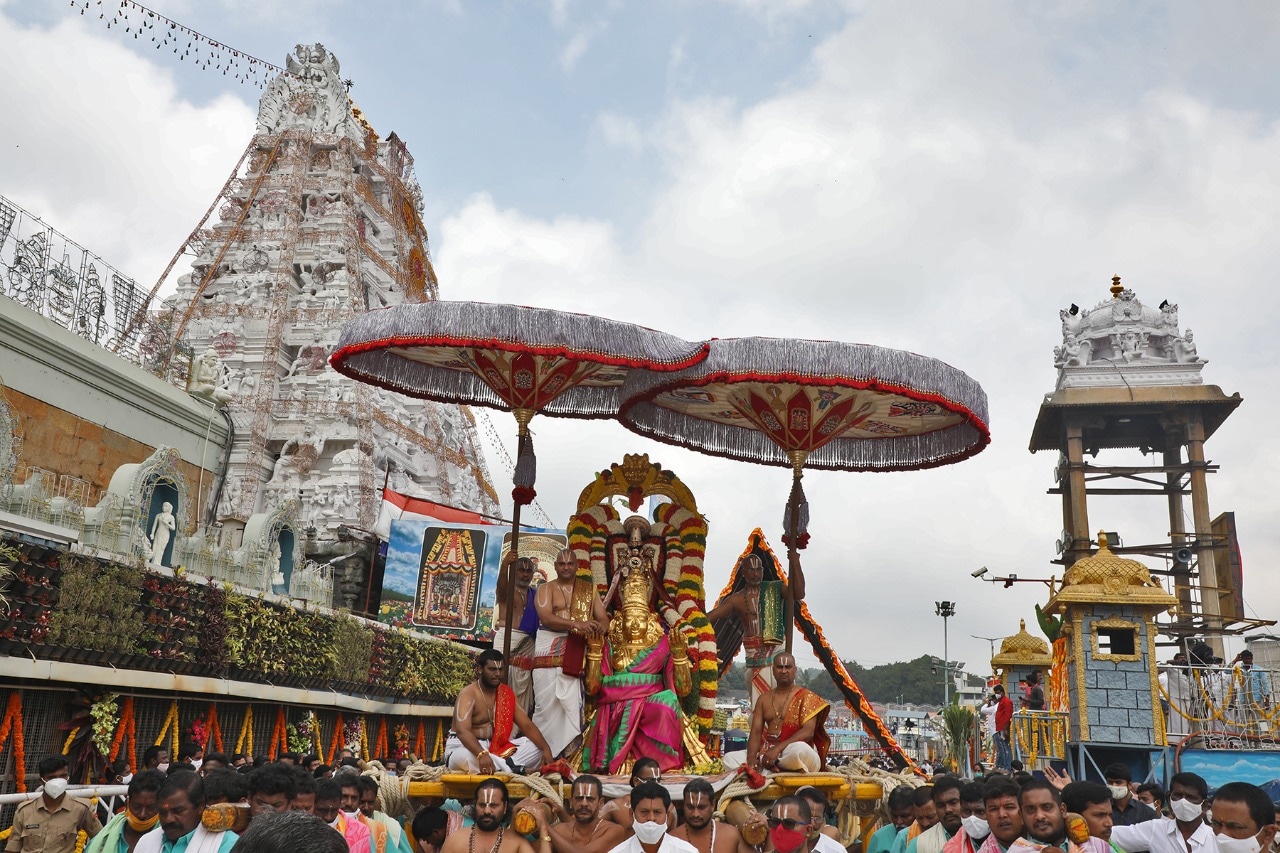  ఏప్రిల్ నెల 21 నుండి 30 వరకు తిరుమల దర్శనం కోసం ఆన్‌లైన్‌లో రూ. 300 టికెట్ బుక్ చేసుకున్న భక్తులు కోవిడ్ కారణంగా రాలేని పరిస్థితుల్లో.. రానున్న 90 రోజుల వరకు వారు దర్శన అవకాశాన్ని వినియోగించుకోవచ్చని టీటీడీ తెలిపింది. అంటే ఆ టికెట్ల మరో 90 రోజుల వరకు చెల్లుబాటు అవుతాయి. (ప్రతీకాత్మక చిత్రం)