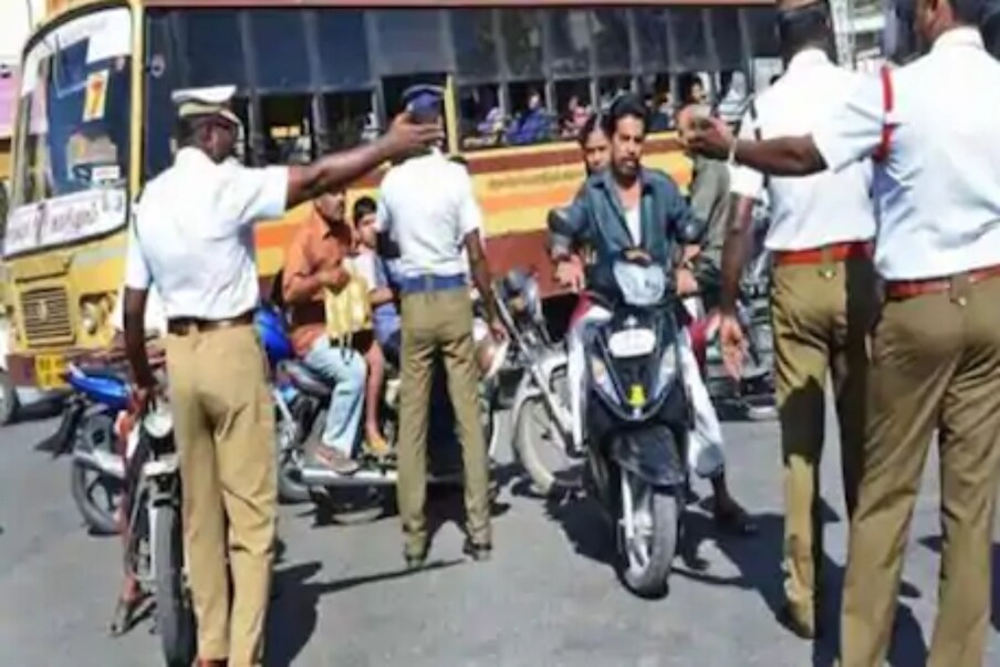  సాధారణంగా ట్రాఫిక్ పోలీసులు హెల్మెట్ లేకపోతే జరిమానా విధిస్తారు. అయితే వాహనానికి సంబంధించి ఆర్సీ, లైసెన్స్, పొల్యూషన్ ఇవన్నీ కూడా ఉండాలి. (ప్రతీకాత్మక చిత్రం)