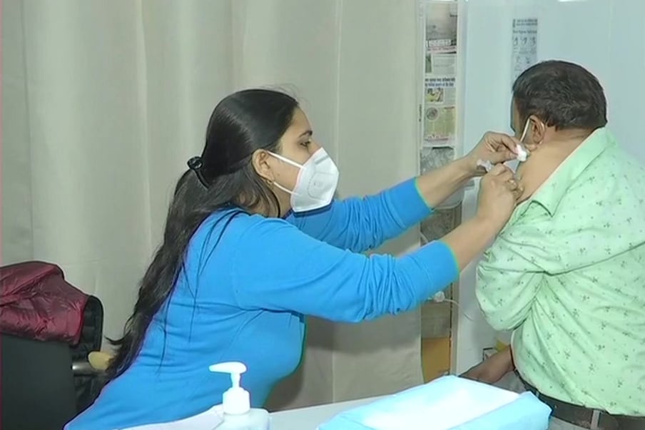  కొన్ని టీకాలలో ప్రాథమిక మోతాదు తర్వాత బూస్టర్ షాట్లు ఇవ్వబడతాయి. ప్రాథమిక మోతాదు ఆ వైరస్‌కు వ్యతిరేకంగా ప్రతిరోధకాలను గుర్తించి ఉత్పత్తి చేయడానికి రోగనిరోధక వ్యవస్థను సిద్ధం చేస్తుంది. అయితే బూస్టర్ డోస్ ఆ వైరస్‌కు వ్యతిరేకంగా శరీరం యొక్క రోగనిరోధక శక్తిని బలోపేతం చేస్తుంది. కోవిడ్ బూస్టర్ డోస్ వృద్ధులకు లేదా బలహీనమైన రోగనిరోధక శక్తి ఉన్నవారికి చాలా సహాయకారిగా ఉంటుంది.(ప్రతీకాత్మక చిత్రం)