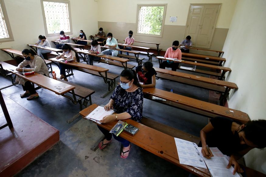  తమకు పరీక్షల కంటే ఆరోగ్యమే ముఖ్యమని దయచేసి జేఈఈ మెయిన్ ఏప్రిల్ సెషన్ పరీక్షను వాయిదా వేయాలని అనేక మంది విద్యార్థులు సోషల్ మీడియా ద్వారా కేంద్రానికి తమ అభిప్రాయాలను తెలుపుతున్నారు.(ప్రతీకాత్మక చిత్రం)