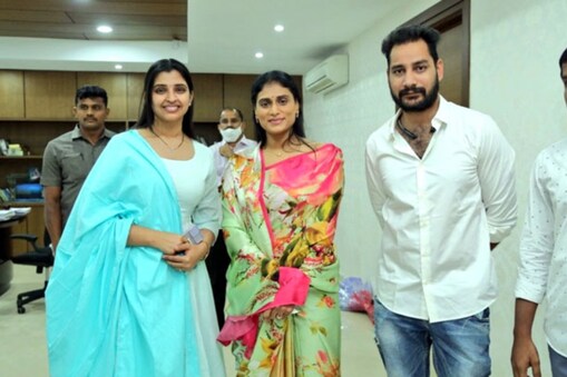 టాలీవుడ్‌లో ప్రముఖ యాంకర్ శ్యామల వైఎస్ షర్మిలను కలిశారు. తెలంగాణలో వైఎస్ షర్మిల కొత్త పార్టీ పెట్టబోతున్నారనే ప్రచారం నేపథ్యంలో ఆమె వైఎస్ షర్మిలను కలవడం ప్రాధాన్యతను సంతరించుకుంది.  (Andhra Jyothi/Photo/Courtesy)