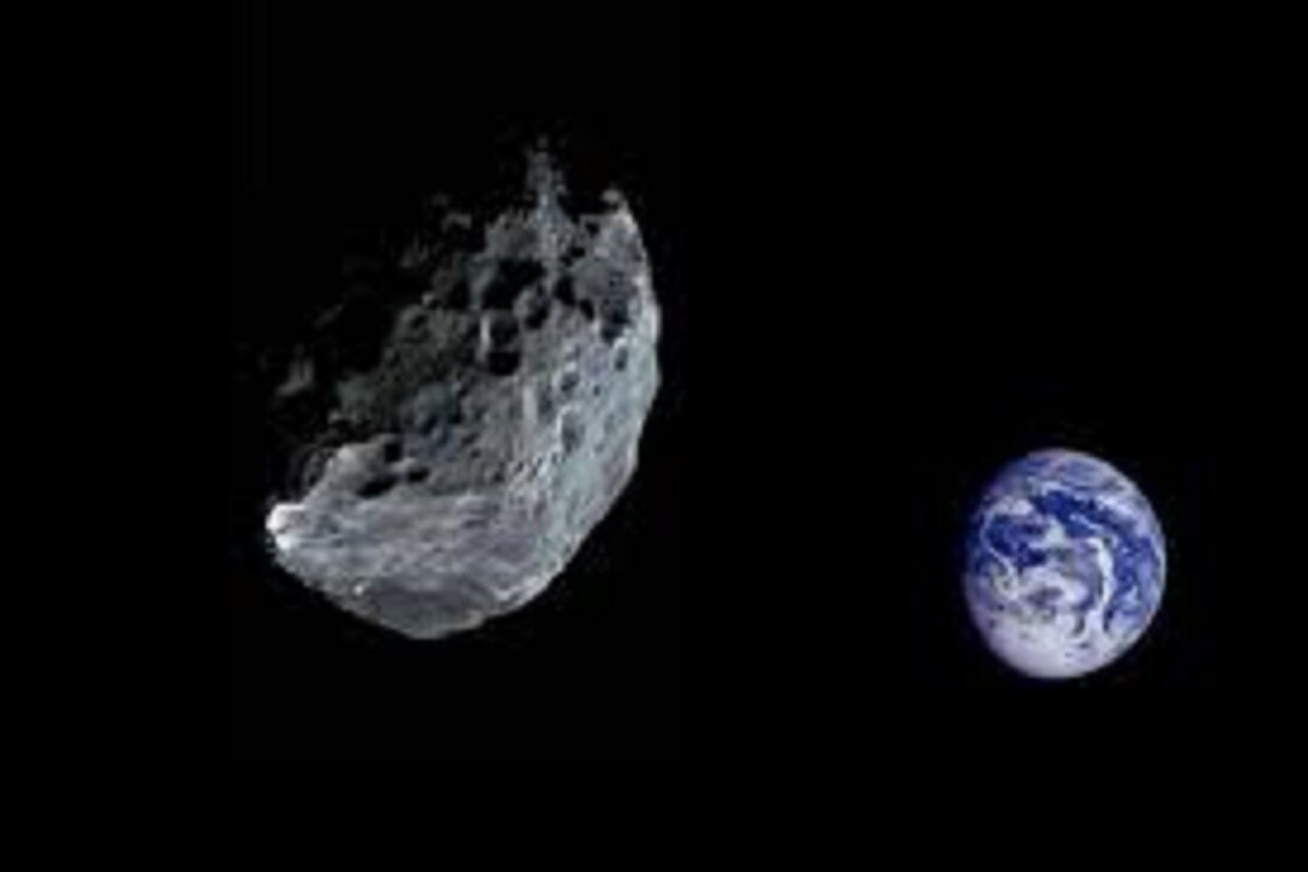  భూమికీ, చందమామకూ మధ్య ఉన్న దూరంతో పోల్చితే... ఈ గ్రహశకలం భూమికి దగ్గరగా వచ్చినప్పుడు 12 రెట్లు దూరంగా ఉన్నట్లే. కానీ నాసా మాత్రం దీన్ని భూమికి దగ్గరగా ఉన్న గ్రహశకలాల్లో ఒకటిగా చేర్చింది. అంటే ఇప్పుడు కాకపోయినా... ఎప్పుడైనా ఈ గ్రహ శకలం భూమిని ఢీకొట్టే ప్రమాదం ఉందని అనుకోవచ్చు. భూమికి 19 కోట్ల 40 లక్షల కిలోమీటర్ల లోపు వచ్చే గ్రహశకలాలను దగ్గరగా ఉండే ఆస్టరాయిడ్లు (near-earth object)గా నాసా చెబుతోంది. ఇలాంటివి ఓ 2వేల దాకా మన సౌరకుటుంబంలో ఉన్నాయి. (image credit - NASA)