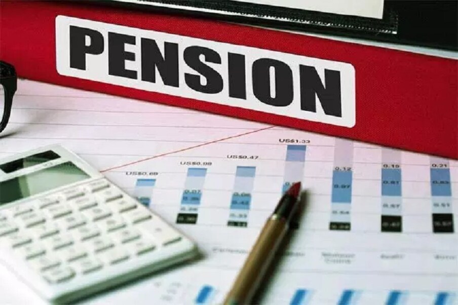  2. ఈపీఎఫ్ ఖాతాదారులకు 2020-21 ఆర్థిక సంవత్సరానికి 8.50 శాతం వడ్డీ చెల్లించాలని ఈపీఎఫ్ఓ నిర్ణయం తీసుకుంది. గురువారం జరిగిన ఈపీఎఫ్ఓ సెంట్రల్ బోర్డ్ ఆఫ్ ట్రస్టీస్ సమావేశంలో ఈ నిర్ణయం తీసుకున్నట్టు కేంద్ర కార్మిక శాఖ మంత్రి సంతోష్ గంగ్వార్ తెలిపారు. (ప్రతీకాత్మక చిత్రం)
