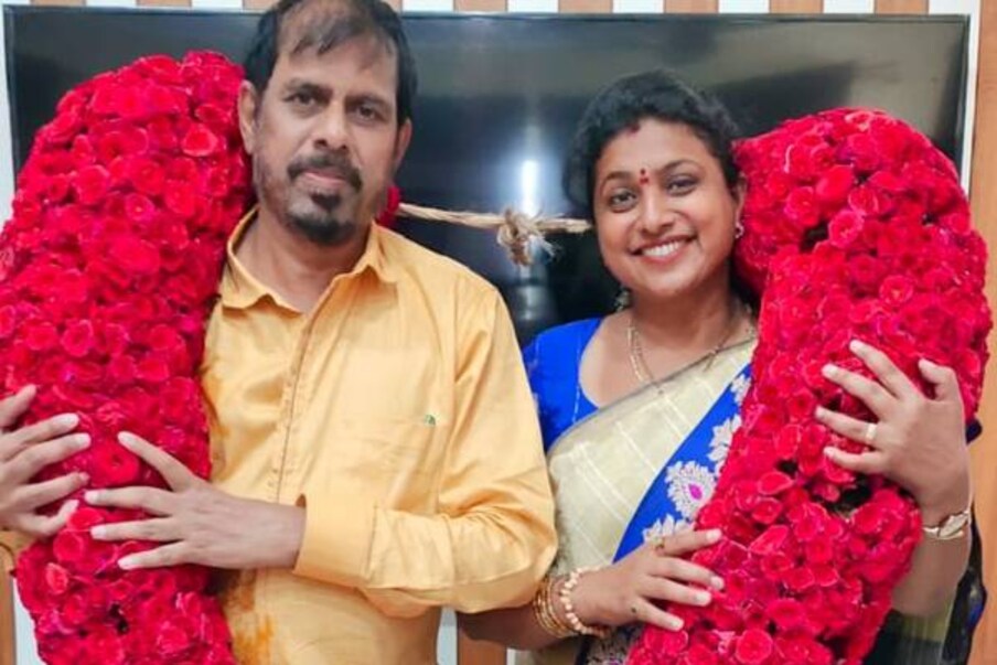  రోజా కూడా సెల్వమణి ప్రేమ కోసం చాలా కష్టపడిందట. ఆయన కోసం తమిళం మాట్లాడటం, చదవడం కూడా నేర్చుకుందట. చివరకు ప్రేమించిన దర్శకుడినే పెళ్లాడి.. లైఫ్‌ను హ్యాపీగా రన్ చేస్తున్నారు.