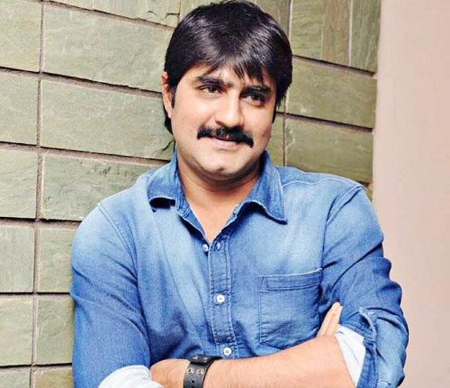  పాతికేళ్ల కింద ఆయన ఇమేజ్ ఓ రేంజ్ లో ఉండేది. ఏడాదికి అరడజను సినిమాలు చేసేవాడు. ఇప్పటికి శ్రీకాంత్ అంటే బిజీ ఆర్టిస్ట్. ఒకవైపు అడపాదడపా హీరోగా సినిమాలు చేస్తూనే మరో వైపు క్యారెక్టర్ ఆర్టిస్ట్ గా మారిపోయాడు. 1968 మార్చి 23న కర్ణాటకలోని కొప్పల్ జిల్లా గంగావతిలో జన్మించాడు శ్రీకాంత్. చిన్నప్పటి నుంచి నటుడు కావాలనేది ఈయనకున్న ఆశ. అందుకే ఫిల్మ్ ఇనిస్టిట్యూట్లో చేరి డిప్లమా కూడా పొందాడు.