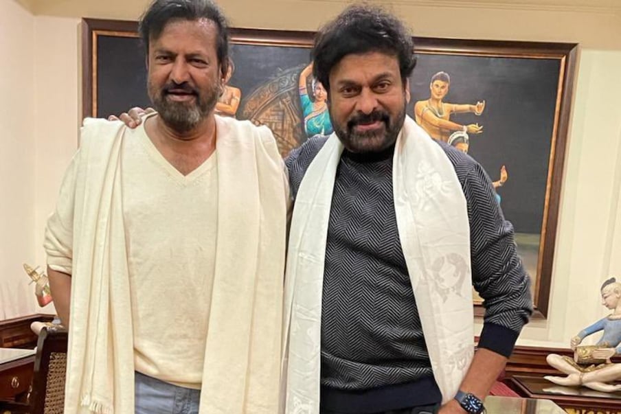  ‘మా’ (Movie Artist Association) మూవీ ఆర్టిస్ట్ అసోసియేషన్ ఎన్నికలకు కౌంట్ డౌన్ మొదలైంది. మరికొన్ని గంటల్లో మా ఎన్నికలు జరగనున్నాయి. ఈ నేపథ్యంలో ‘మా’ ఎన్నికల్లో పోటీ పడుతున్న ప్రకాష్ రాజ్ ఫ్యానెల్, మంచు ప్యానెల్ ఒకరిపై ఒకరు దుమ్మెత్తి పోసుకుంటున్నారు. ముఖ్యంగా ఈ పోటీ ప్రకాష్ రాజ్ వర్సెస్ మంచు విష్ణు అనే కంటే చిరంజీవి వర్సెస్ మోహన్ బాబు అనే చెప్పాలి.