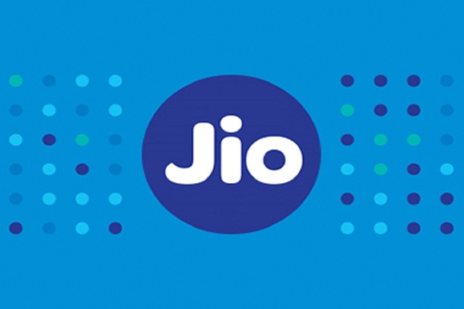  6. JioBusiness Rs 3,001 Plan: జియోబిజినెస్ రూ.3,001 ప్లాన్ తీసుకుంటే 500ఎంబీపీఎస్ స్పీడ్‌తో అన్‌లిమిటెడ్ ఫైబర్ బ్రాడ్‌బ్యాండ్ లభిస్తుంది. నాలుగు లైన్స్‌తో అన్‌లిమిటెడ్ వాయిస్ కాల్స్ లభిస్తాయి. ఇండియాలో ఎక్కడికైనా కాల్స్ చేయొచ్చు. ఆఫీస్ బయట బిజినెస్ కాల్స్ చేసేందుకు ఫిక్స్‌డ్ మొబైల్ కన్వర్జెన్స్ లభిస్తుంది. ఇంట్రడక్టరీ ఆఫర్‌లో భాగంగా మూడు నెలలు లభిస్తుంది. ప్రొడక్టివిటీ కోసం ఆఫీస్ యాప్స్, ఔట్‌లుక్ ఇమెయిల్, వన్ డ్రైవ్, టీమ్స్‌తో మైక్రోసాఫ్ట్ 365 సాఫ్ట్‌వేర్ 6 లైసెన్సులు లభిస్తాయి. జియో అటెండెన్స్ 10 లైసెన్స్‌లు లభిస్తాయి. మార్కెటింగ్ కోసం జియోఆన్‌లైన్ బేసిక్ వర్షన్ లభిస్తుంది. రిలయెన్స్ డిజిటల్ నుంచి డివైజ్‌లు కూడా లభిస్తాయి. (ప్రతీకాత్మక చిత్రం)