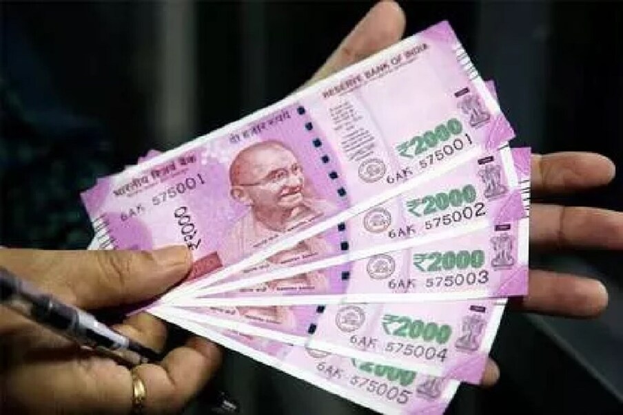  5. మరోవైపు ఆర్థిక విధాన వ్యవహారాల విషయంలో న్యాయస్థానాలు సలహాదారులుగా వ్యవహరించలేవని సుప్రీం కోర్టు స్పష్టం చేసింది. ఆర్థికంగా ఊరట అందించే నిర్ణయాలను కోర్టులు నిర్ణయించలేవని తెలిపింది. ప్రభుత్వానికి లేదా రిజర్వ్ బ్యాంక్ ఆఫ్ ఇండియాకు ఫైనాన్షియల్ ప్యాకేజీ లేదా రిలీఫ్ ప్రకటించాలని సుప్రీం కోర్టు ఆదేశించలేదని వివరించింది. (ప్రతీకాత్మక చిత్రం)