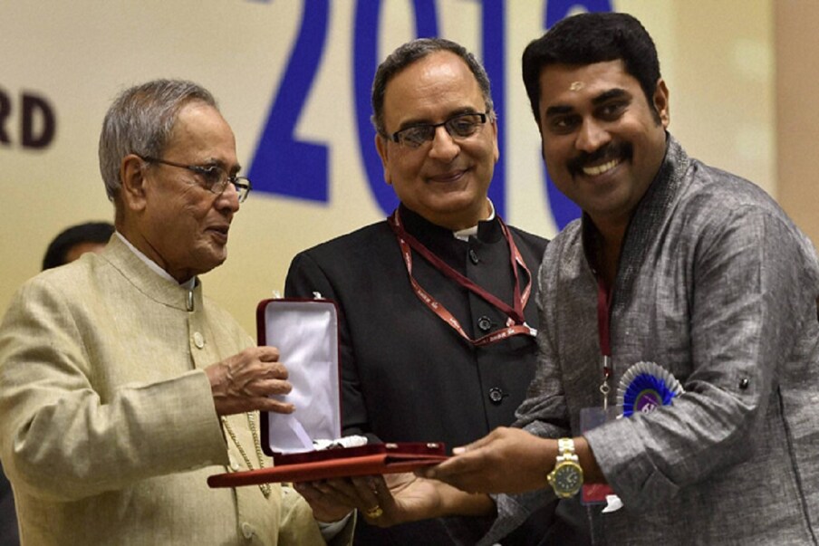  61వ జాతీయ చలన చిత్ర అవార్డులో భాగంగా 2013 యేడాదికి గాను జాతీయ ఉత్తమ నటుడు విభాగంలో ’Perariyathavar’ అనే మలయాళ సినిమాలోని నటనకు గాను సూరజ్ వెంజరమూడు .. హిందీ నటుడు రాజ్ కుమార్‌ రావుతో కలిసి జాతీయ అవార్డును సంయుక్తంగా అందుకున్నాడు.(File/Photo)