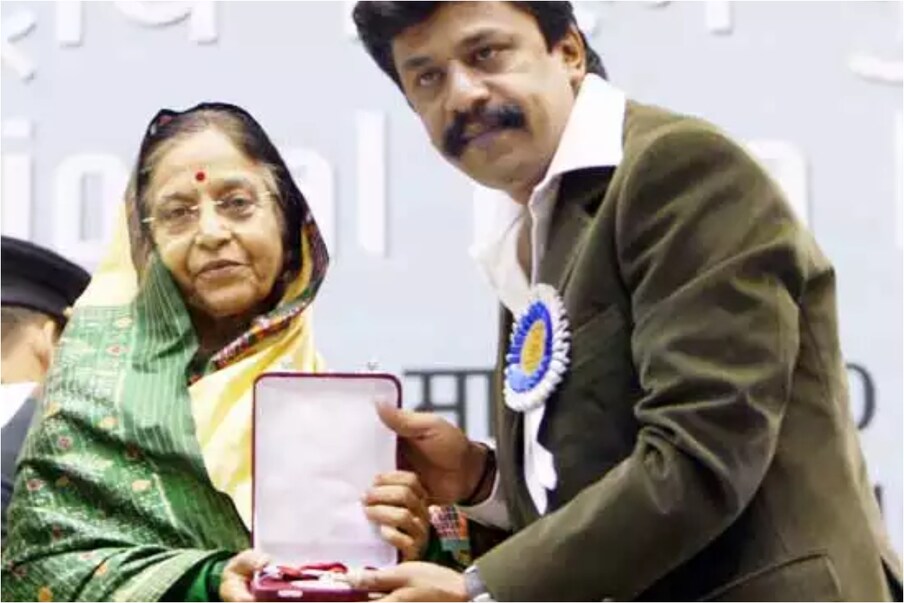  56వ జాతీయ చలన చిత్ర అవార్డులో భాగంగా 2008 యేడాదికి గాను జాతీయ ఉత్తమ నటుడు విభాగంలో ’జోగ్వా’ అనే మరాఠీ సినిమాలోని నటనకు గాను జాతీయ ఉత్తమ నటుడు అవార్డు అందుకున్న ఉపేంద్ర లిమాయో. .(File/Photo)