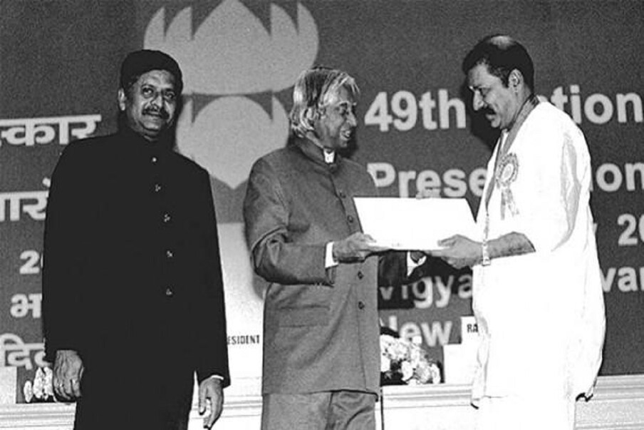  49వ జాతీయ చలన చిత్ర అవార్డులో భాగంగా 2001 యేడాదికి గాను జాతీయ ఉత్తమ నటుడు విభాగంలో ’నేయ్తుకారన్’ అనే మలయాళ సినిమాలోని నటనకు గాను జాతీయ ఉత్తమ నటుడు అవార్డు అందుకున్న మురళి. (File/Photo)